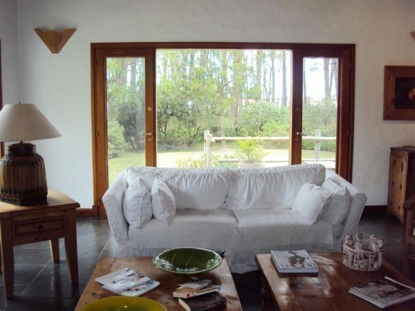 Espectacular casa en alquiler en la mejor zona de Montoya, La Barra muy cerquita del mar.