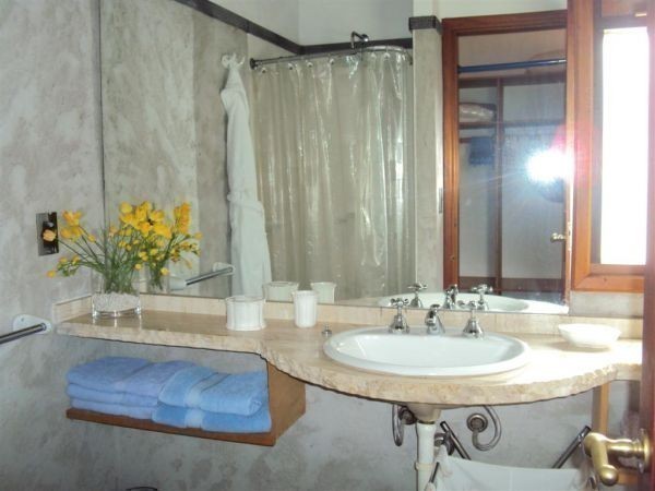 Espectacular casa en alquiler en la mejor zona de Montoya, La Barra muy cerquita del mar.