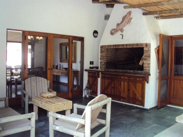 Espectacular casa en alquiler en la mejor zona de Montoya, La Barra muy cerquita del mar.