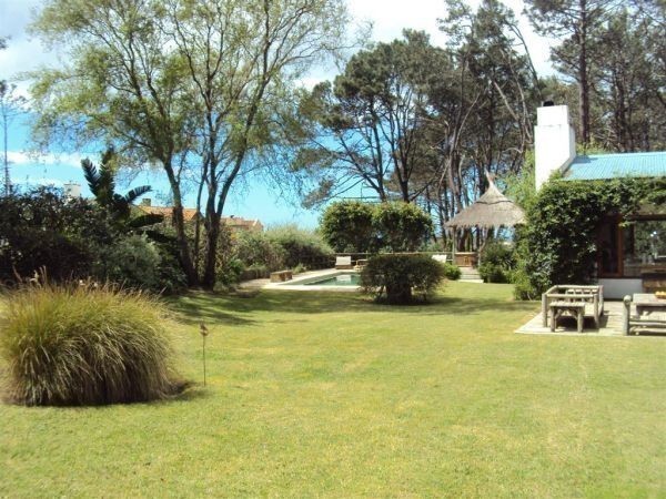 Espectacular casa en alquiler en la mejor zona de Montoya, La Barra muy cerquita del mar.