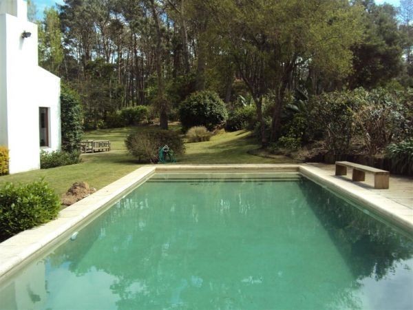 Espectacular casa en alquiler en la mejor zona de Montoya, La Barra muy cerquita del mar.