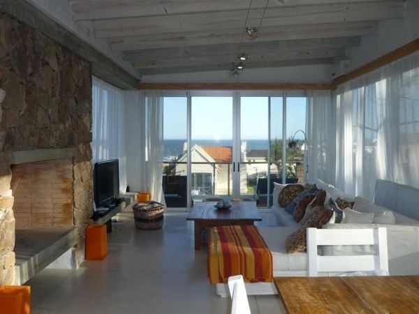 Moderna casa en alquier en Montoya, La Barra a pasitos del agua con una increíble vista al océano.