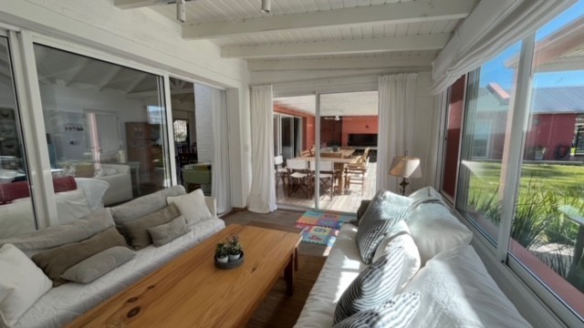 Encantadora casa en alquiler rodeada de verde, La Barra.