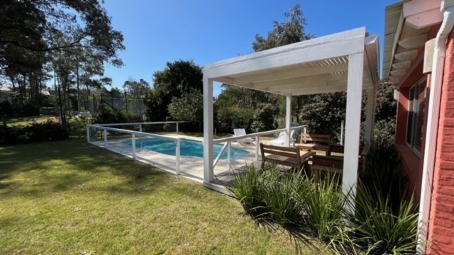 Encantadora casa en alquiler rodeada de verde, La Barra.