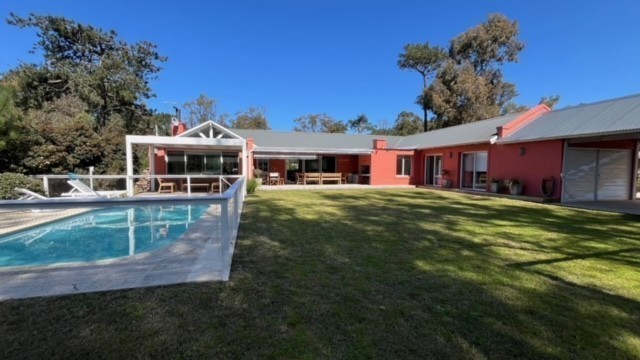 Encantadora casa en alquiler rodeada de verde, La Barra.