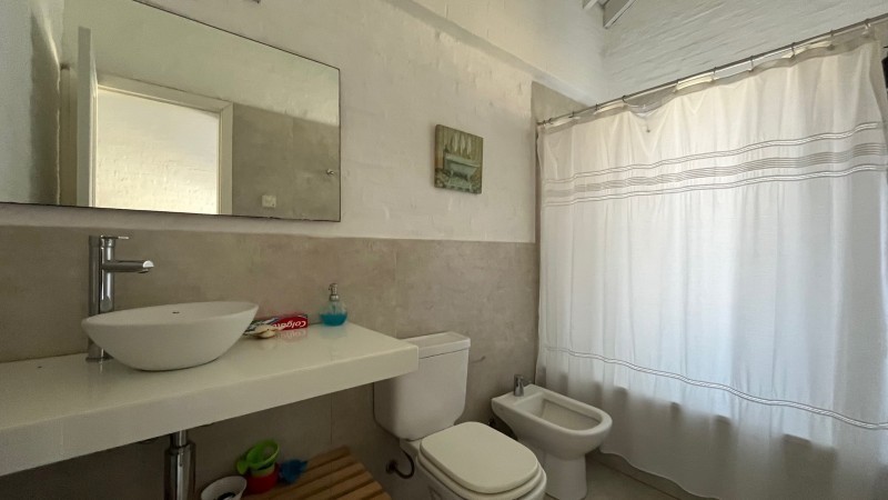 Encantadora casa en alquiler rodeada de verde, La Barra.