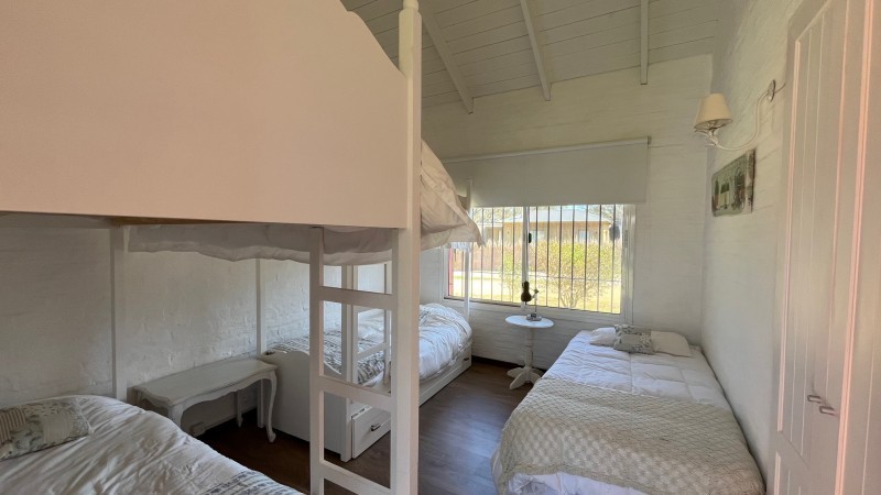 Encantadora casa en alquiler rodeada de verde, La Barra.