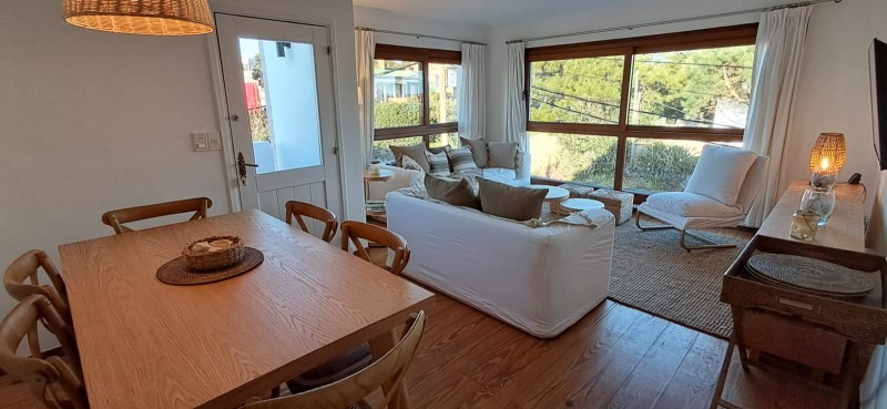 Encantadora casa en alquiler rodeada de verde, La Barra.