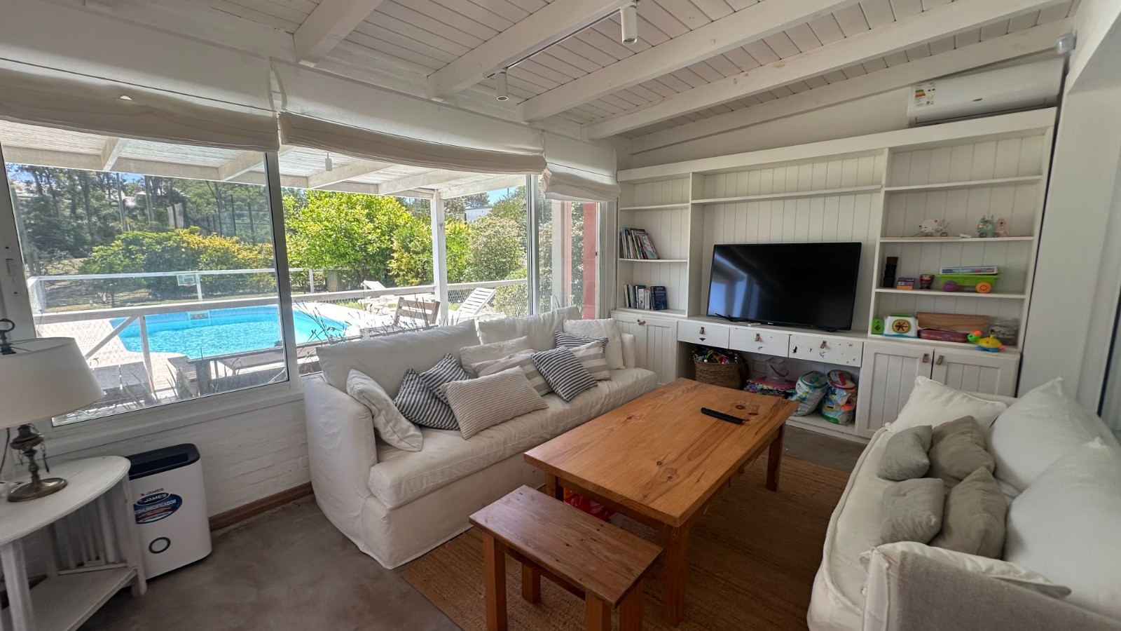 Encantadora casa en alquiler rodeada de verde, La Barra.