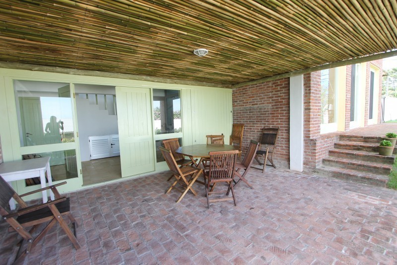 Cómoda casa en alquiler a pasitos del agua en La Barra.