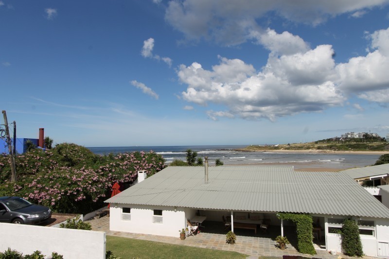 Cómoda casa en alquiler a pasitos del agua en La Barra.