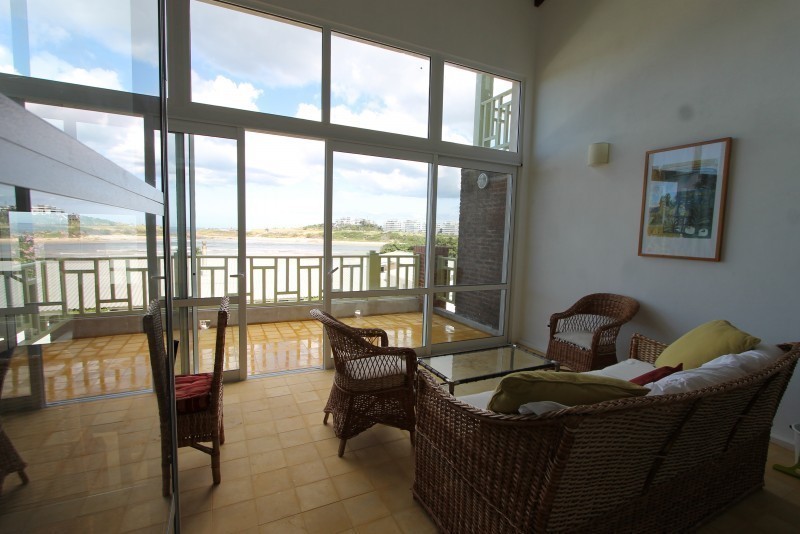 Cómoda casa en alquiler a pasitos del agua en La Barra.