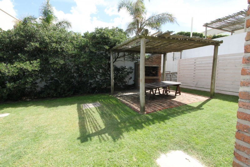 Cómoda casa en alquiler a pasitos del agua en La Barra.