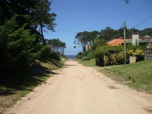 Lote en venta a tres cuadras del mar en Montoya, La Barra