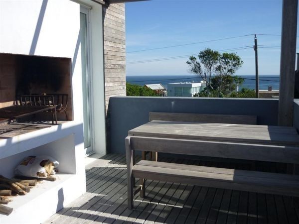 Moderna casa en alquiler y venta con vista al mar en El Chorro.