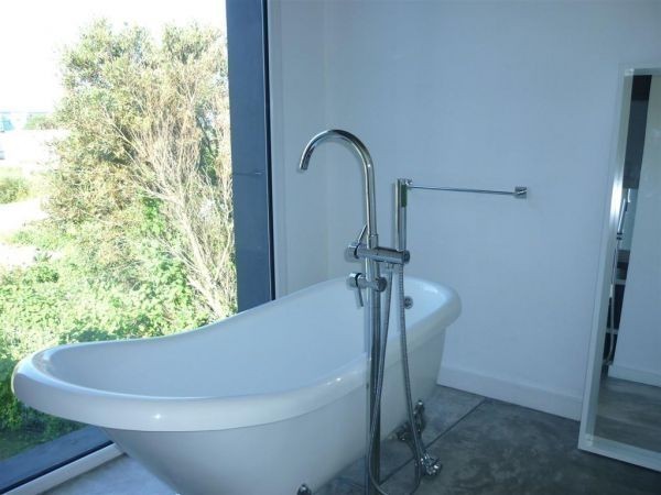 Moderna casa en alquiler y venta con vista al mar en El Chorro.