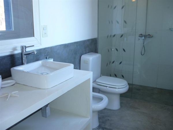 Moderna casa en alquiler y venta con vista al mar en El Chorro.