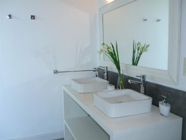 Moderna casa en alquiler y venta con vista al mar en El Chorro.