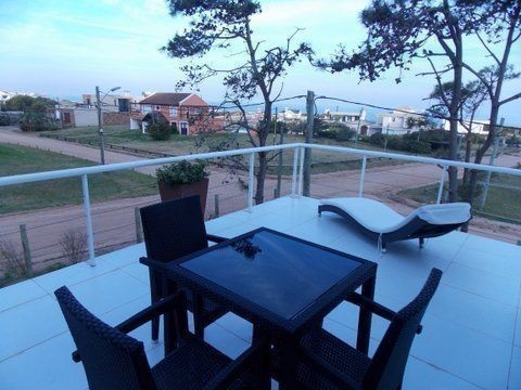 Moderno chalet en alquiler en Montoya, La Barra a una cuadra del mar.