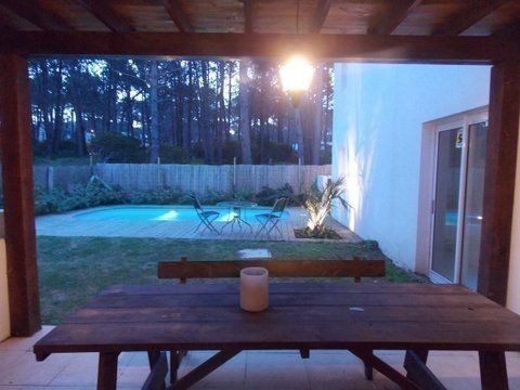 Moderno chalet en alquiler en Montoya, La Barra a una cuadra del mar.