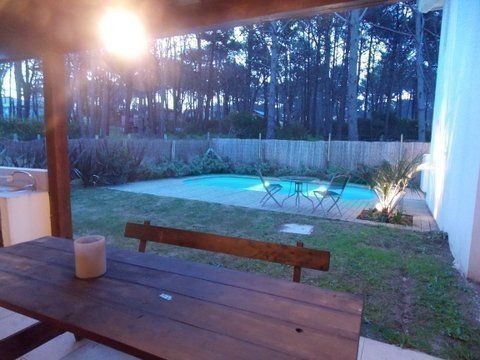 Moderno chalet en alquiler en Montoya, La Barra a una cuadra del mar.