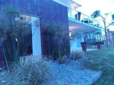 Moderno chalet en alquiler en Montoya, La Barra a una cuadra del mar.