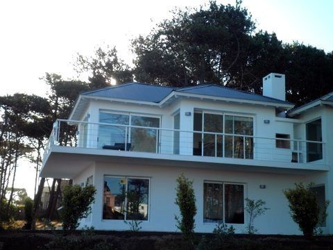 Moderno chalet en alquiler en Montoya, La Barra a una cuadra del mar.