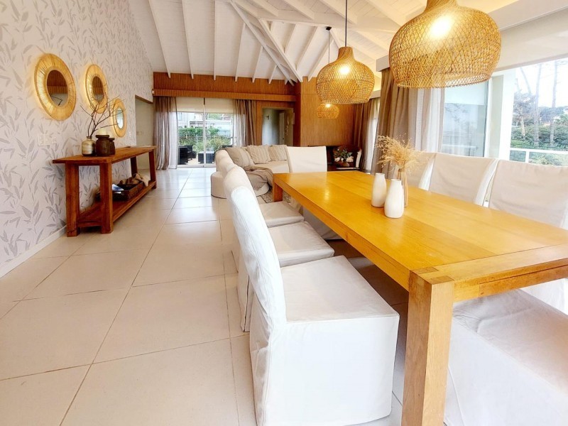 Moderno chalet en alquiler en Montoya, La Barra a una cuadra del mar.