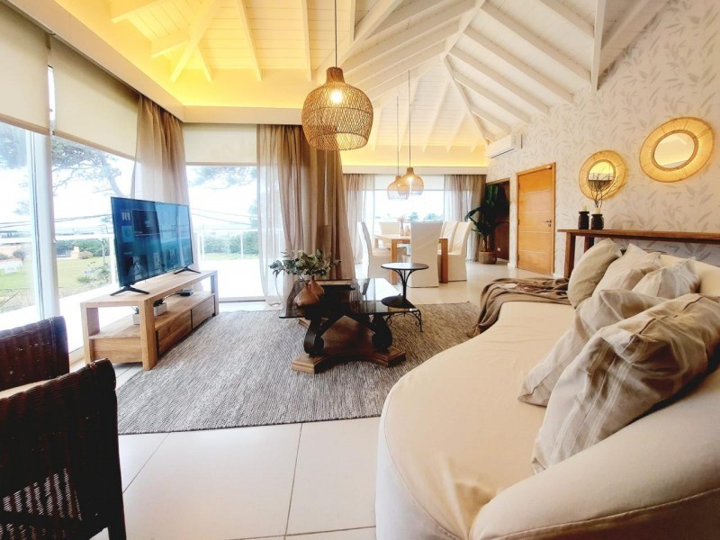 Moderno chalet en alquiler en Montoya, La Barra a una cuadra del mar.