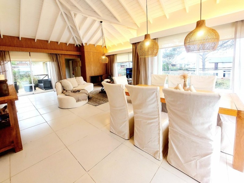 Moderno chalet en alquiler en Montoya, La Barra a una cuadra del mar.