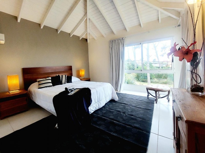 Moderno chalet en alquiler en Montoya, La Barra a una cuadra del mar.