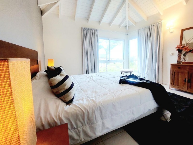 Moderno chalet en alquiler en Montoya, La Barra a una cuadra del mar.