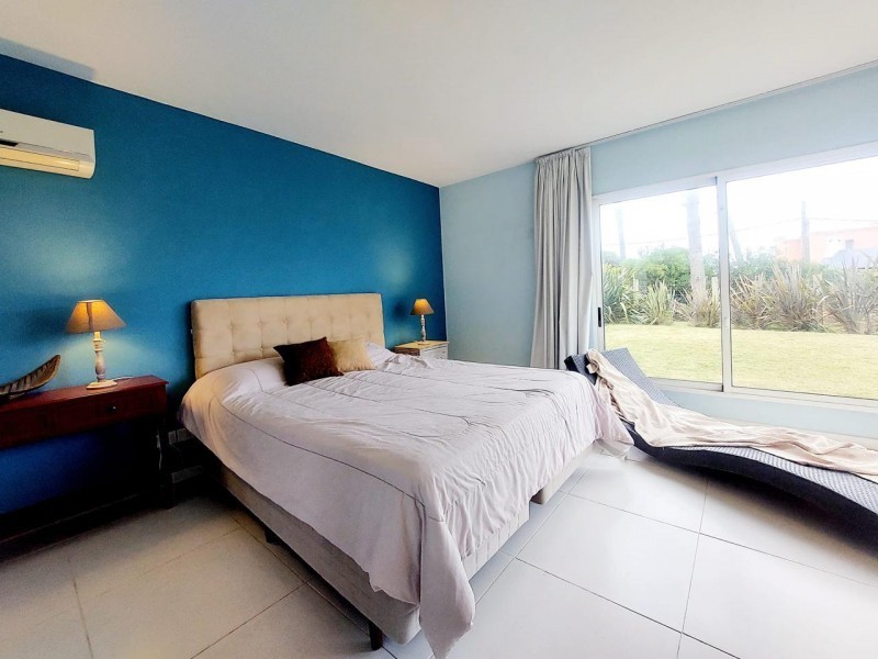 Moderno chalet en alquiler en Montoya, La Barra a una cuadra del mar.