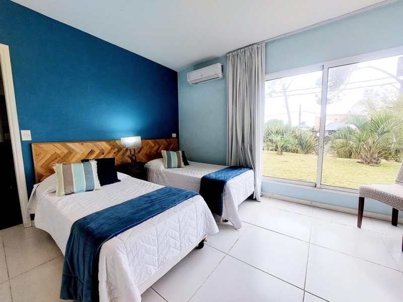 Moderno chalet en alquiler en Montoya, La Barra a una cuadra del mar.