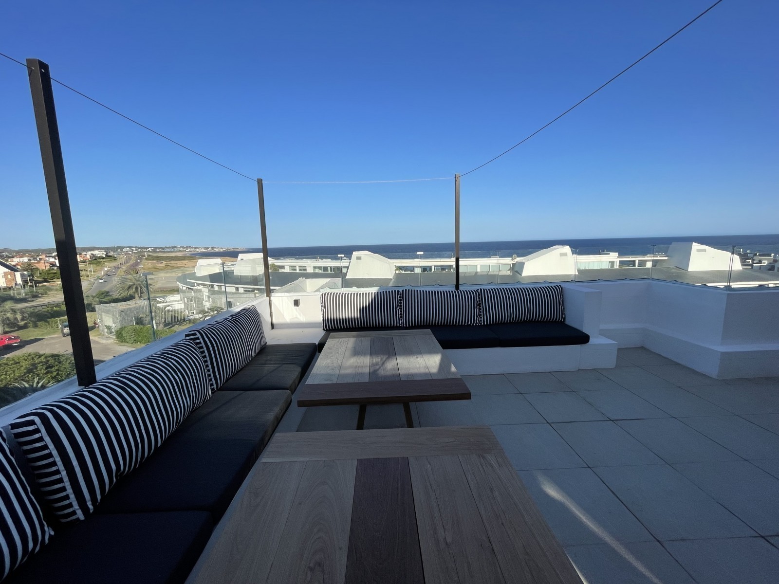 Importante departamento en alquiler con increible vista a Montoya, La Barra.