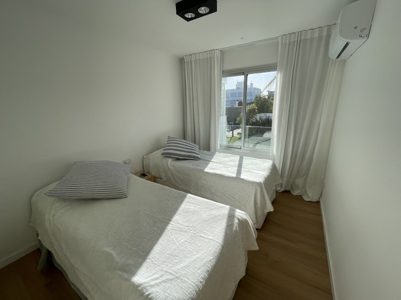 Importante departamento en alquiler con increible vista a Montoya, La Barra.