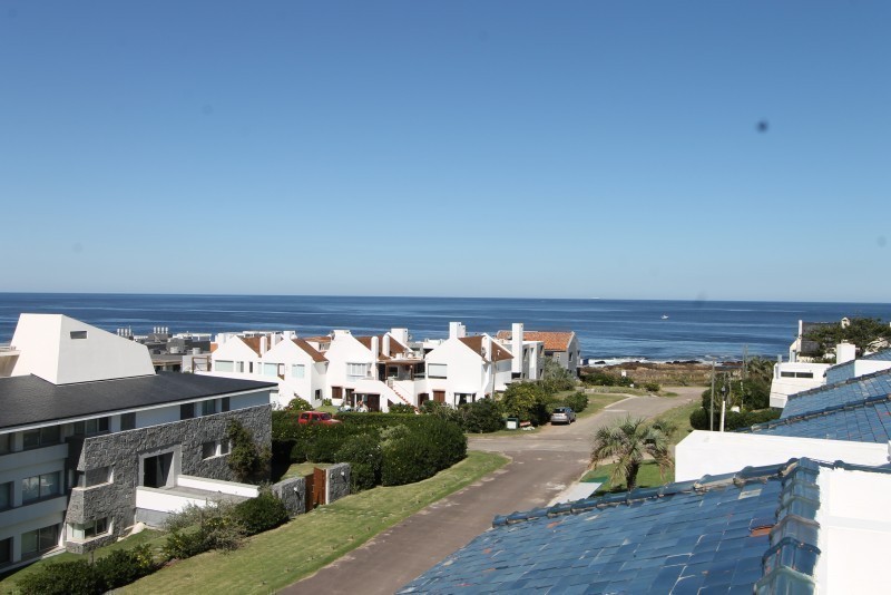 Importante departamento en alquiler con increible vista a Montoya, La Barra.