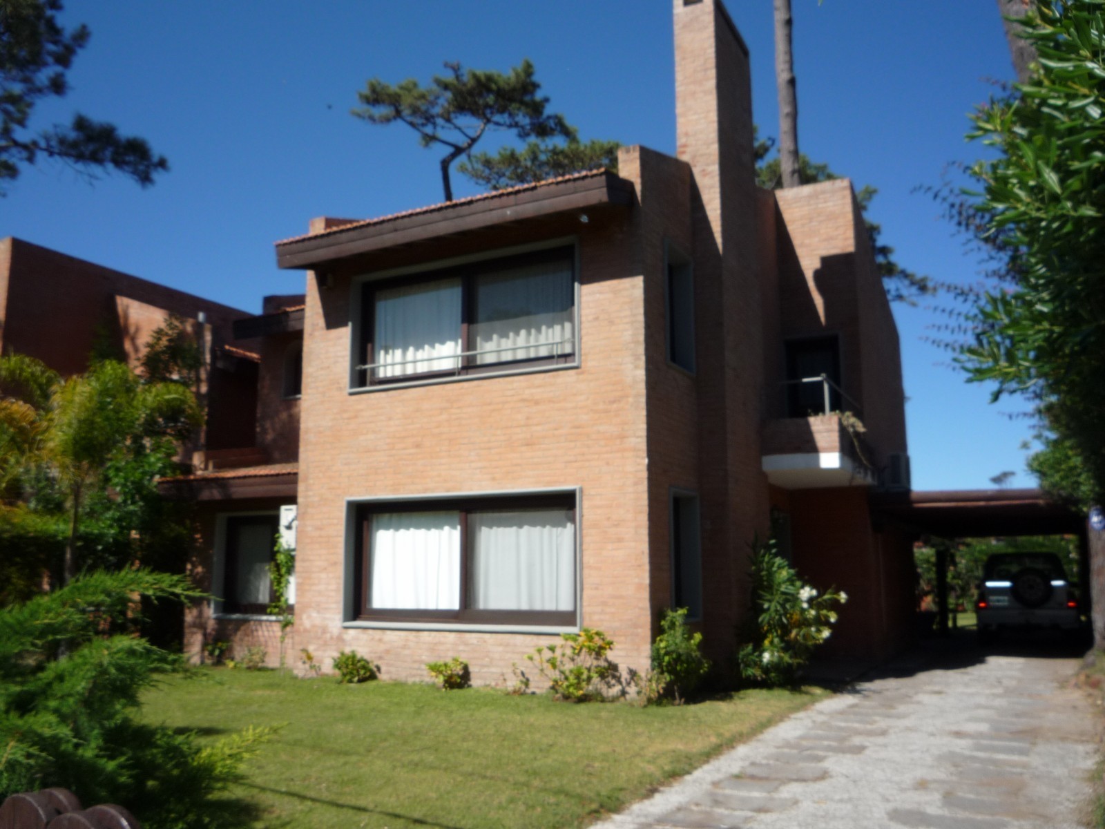 Hermosa casa para alquilar a tres cuadras del mar en Pinares.