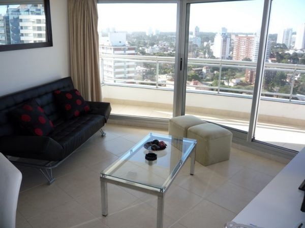 Magnifico Pent House en alquiler con vistas a la Playa Brava y entorno.