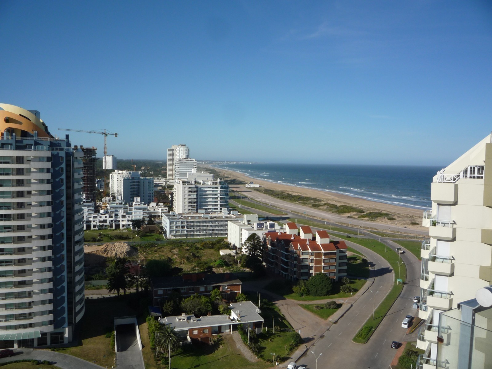 Magnifico Pent House en alquiler con vistas a la Playa Brava y entorno.