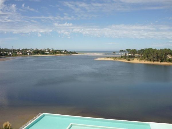Penthouse en alquiler y venta con pileta propia e increibles vistas al mar.