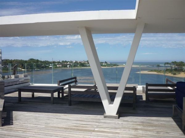 Penthouse en alquiler y venta con pileta propia e increibles vistas al mar.