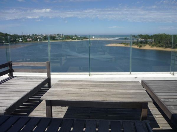 Penthouse en alquiler y venta con pileta propia e increibles vistas al mar.