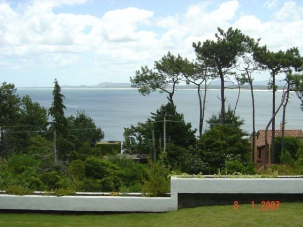 Muy linda casa sobre la panorámica de Punta Ballena con buena vista al mar.