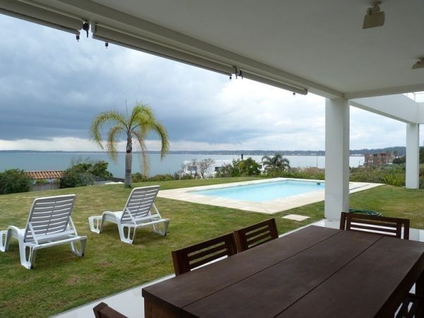 Excelente casa en Punta Ballena con espectacular vista a la bahía de Solanas