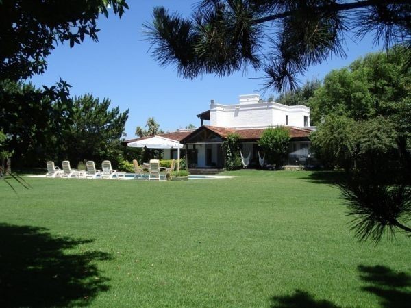 Excelente casa con pileta y gran jardín en Solanas, a menos de 100 metros de la playa.