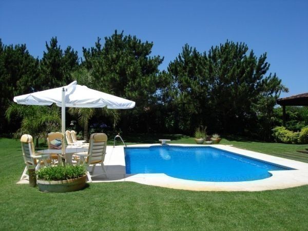 Excelente casa con pileta y gran jardín en Solanas, a menos de 100 metros de la playa.