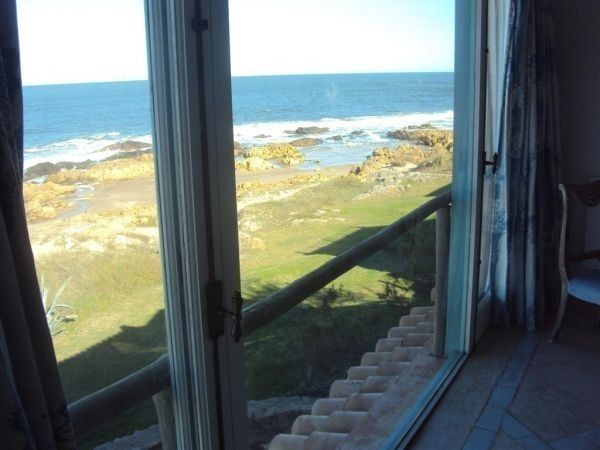 Magnífica casa en Punta Piedras en alquiler sobre la playa