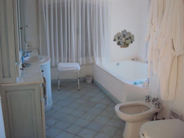 Magnífica casa en Punta Piedras en alquiler sobre la playa