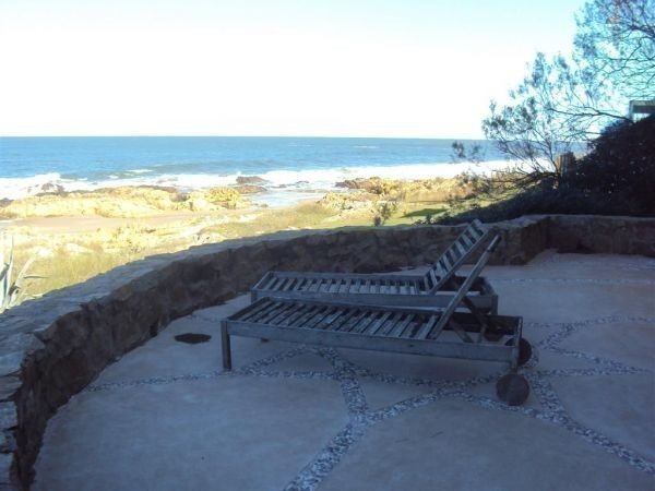 Magnífica casa en Punta Piedras en alquiler sobre la playa